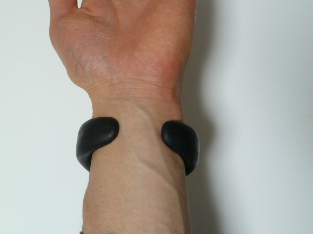 DOCTORAIR・3DスーパーブレードSの腕時計型リモコンを手首に巻く
