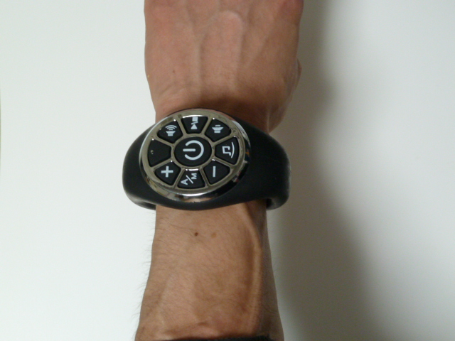 DOCTORAIR・3DスーパーブレードSの腕時計型リモコンを手首にはめる