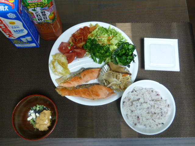 毎日の食事内容、納豆、鮭、ブロッコリー、キムチ